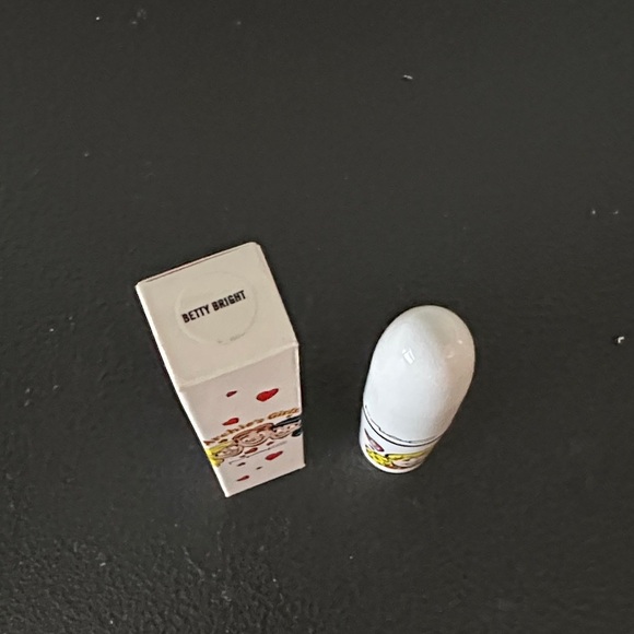 MAC Cosmetics Archie's Girls ‘Betty Bright’ coral lipstick. Limited Edition - Picture 4 of 7